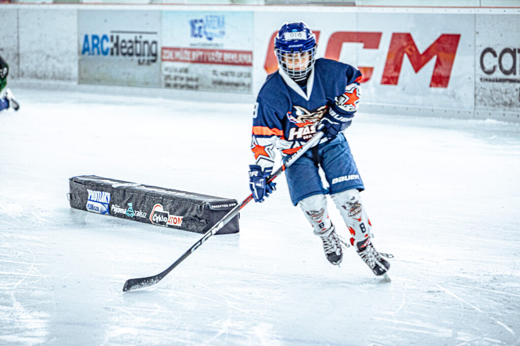 Speler op het TCC ijshockeykamp in Tsjechië
